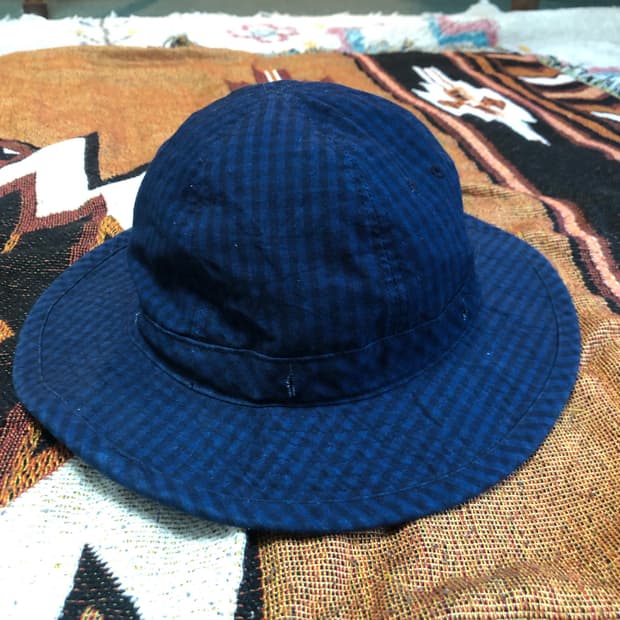 Eastlogue navy check bucket hay