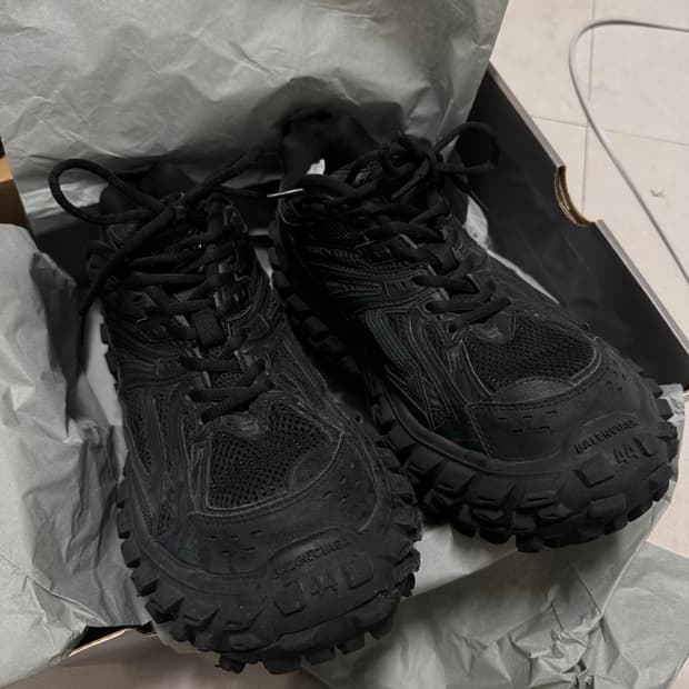 발렌시아가 디펜더 블랙 44