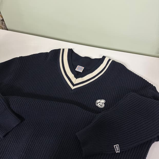 M 100 이벳필드 다크네이비 스쿨룩 브이넥니트