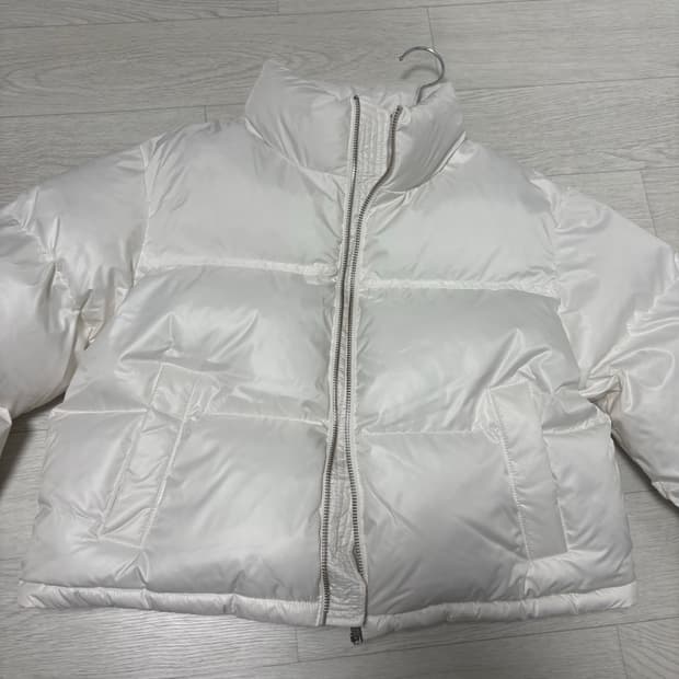 지오다노 크롭 화이트 유광 패딩