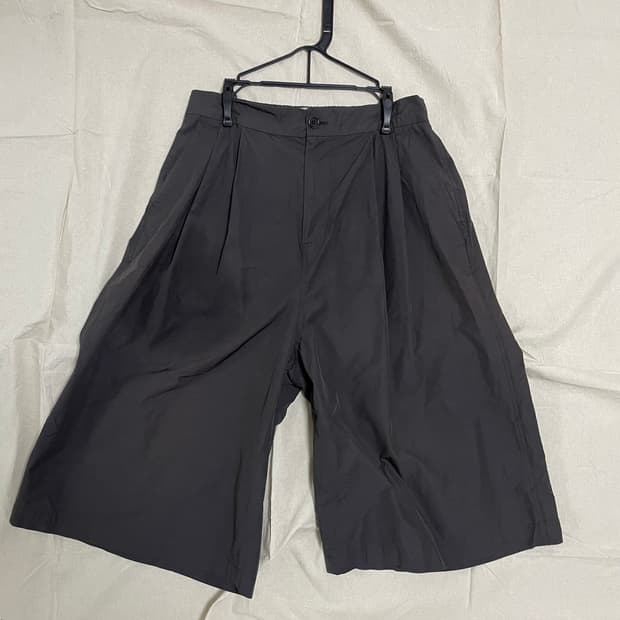 아모멘토 투턱 와이드 쇼츠 차콜 L