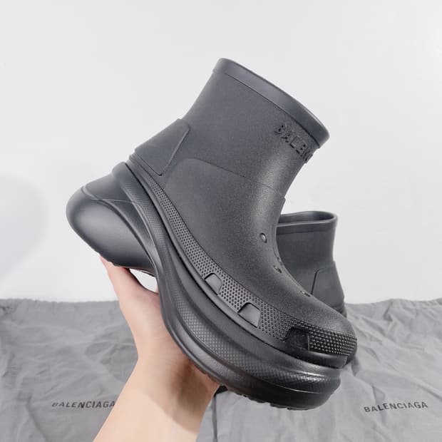(정품/새상품) BALENCIAGA 발렌시아가 X 크록스 남성 부티 블랙