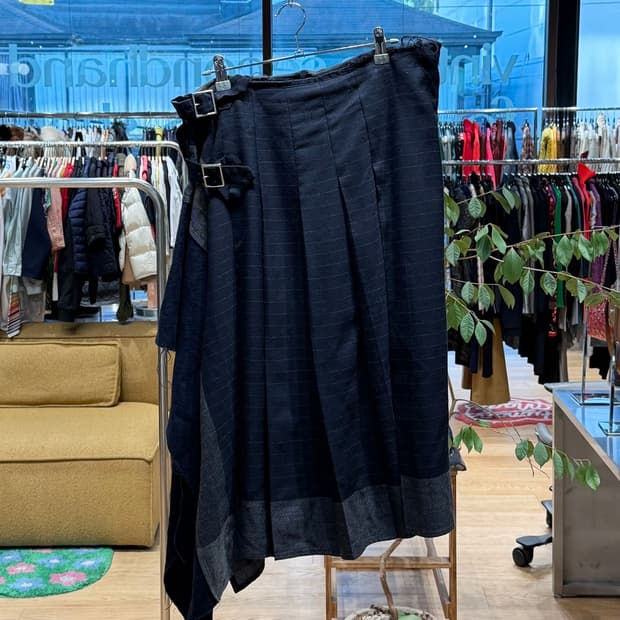 꼼데가르송 그레이 스트라이프 버클 핀턱 미디스커트 