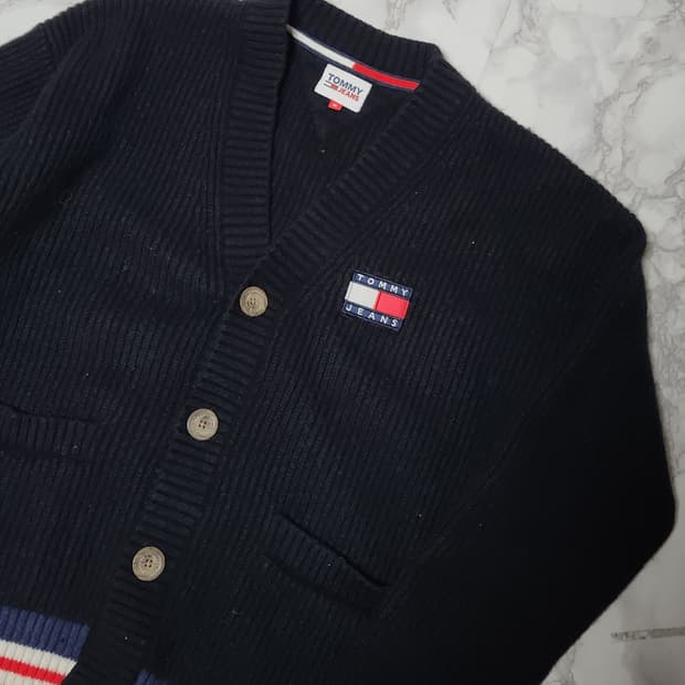 타미힐피거 뱃지 니트 오버핏 가디건