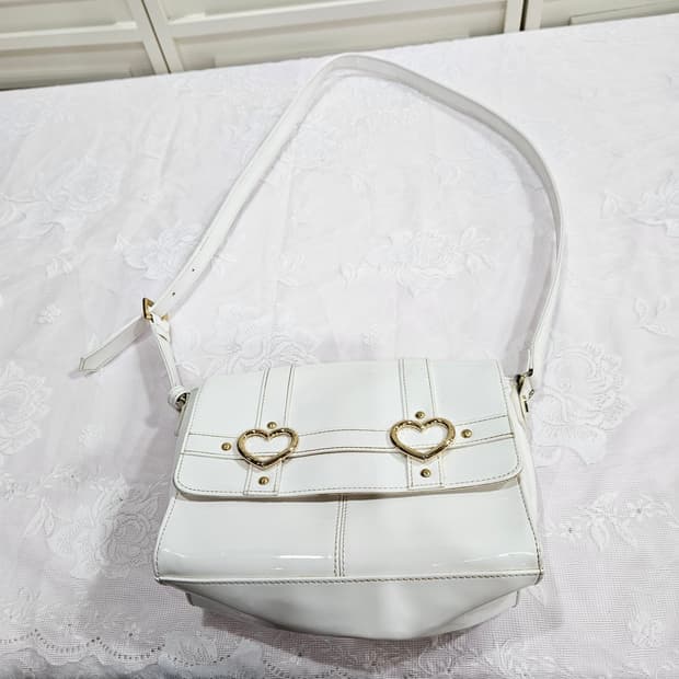 하트 버클 화이트 숄더백
