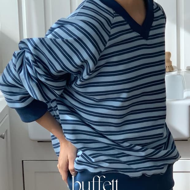 네이비 스트라이프 브이넥 맨투맨