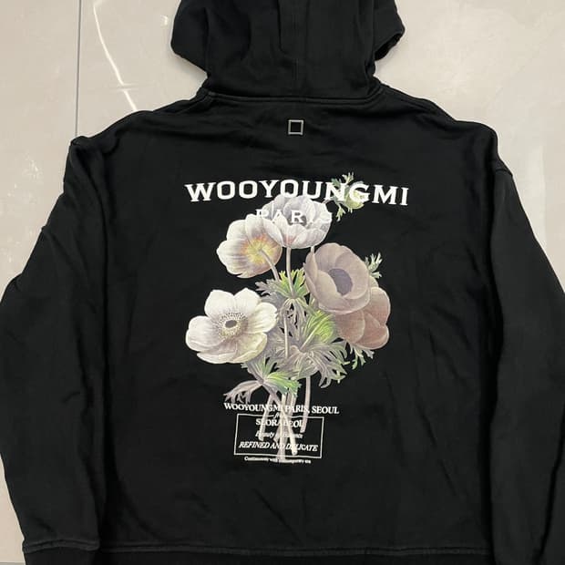 우영미 플라워 백로고 후드 블랙 23FW