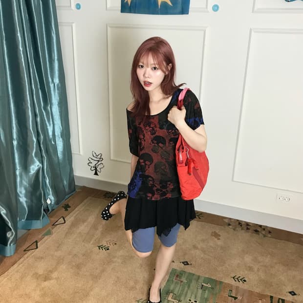 원 숄더 디테일과 언발 스커트 조합으로 스트릿키치 코디셋••💀