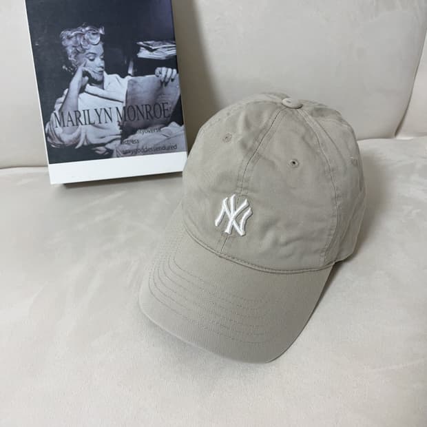 [정품] mlb 베이지 화이트로고 모자