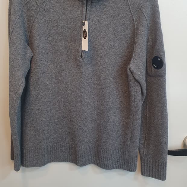 CP컴퍼니 하프집업 니트 52사이즈입니다.
라지입니다
 무난한 그레이 색