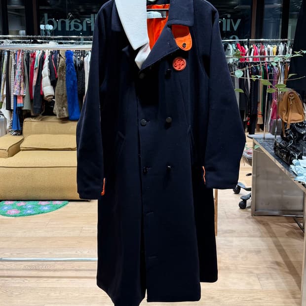 오프화이트 네이비 더블 패브릭 OMEA 제티드 포켓 센터 벤트 코트