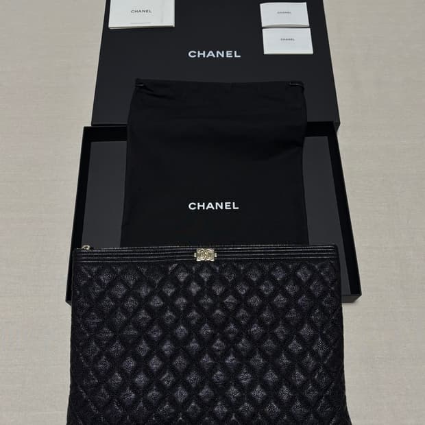 [28번대] 샤넬 보이 클러치백 금장 캐비어 라지 