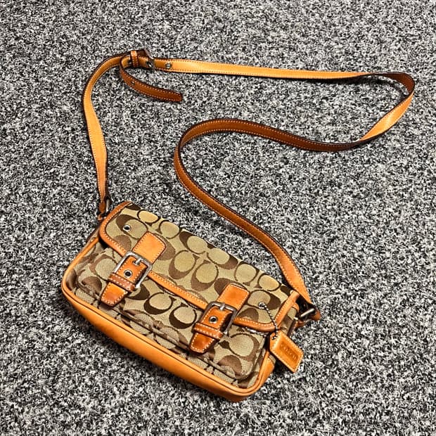 코치 COACH 시그니처 캔버스 숄더백 브라운