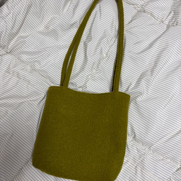 키티버니포니 올리브색 펠트 숄더백