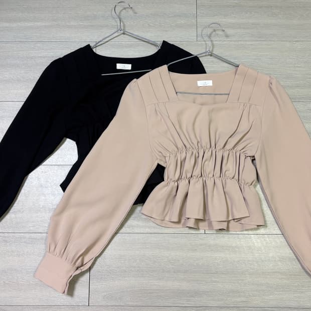 iu 블랙/베이지 셔링 스퀘어넥 블라우스 2개