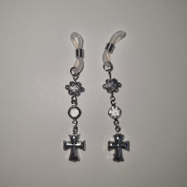 Silver Cross glasses charm (white/black)