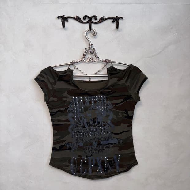 Khaki camouflage chain halter 오프숄더 반팔티
