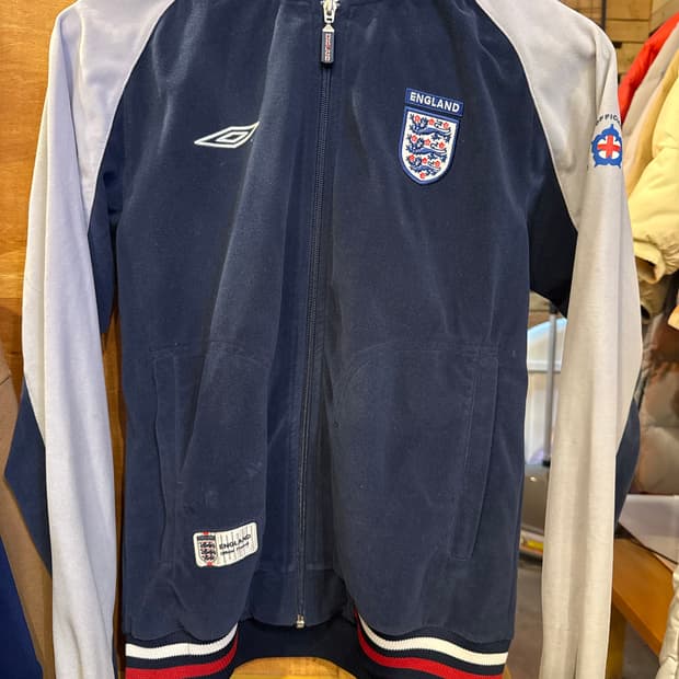 엄브로 잉글랜드 자수로고 벨벳 후드집업