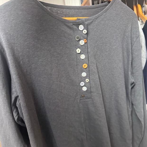 히피디피 multi-button tee