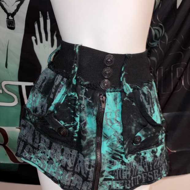 Front-zip mini skirt