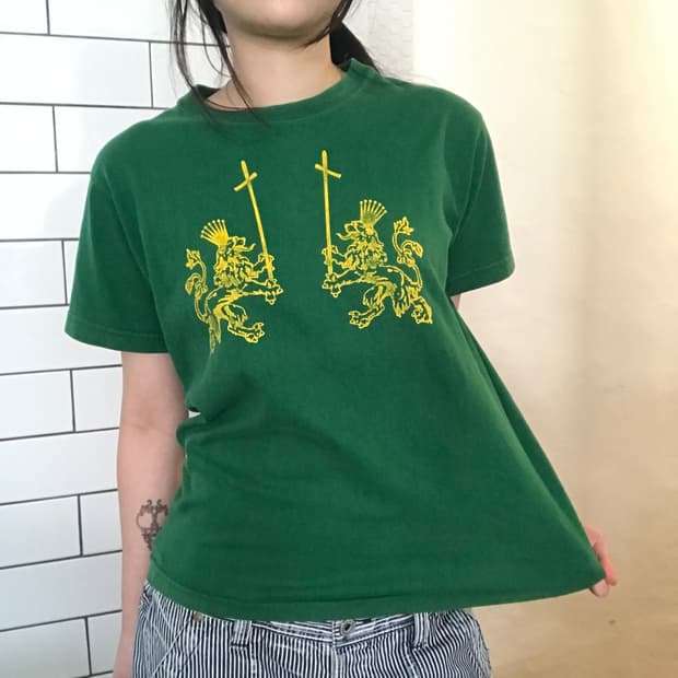 빈티지 엠블럼 그래픽 티셔츠