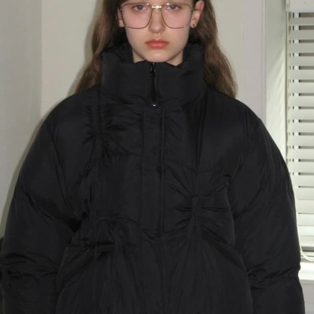 시눈 리본 디테일 푸퍼 자켓 패딩 블랙