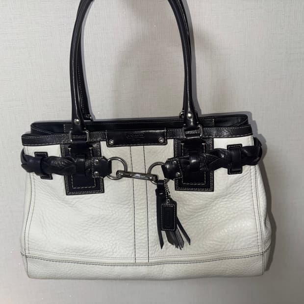 코치 아이보리 버클 가죽 숄더백