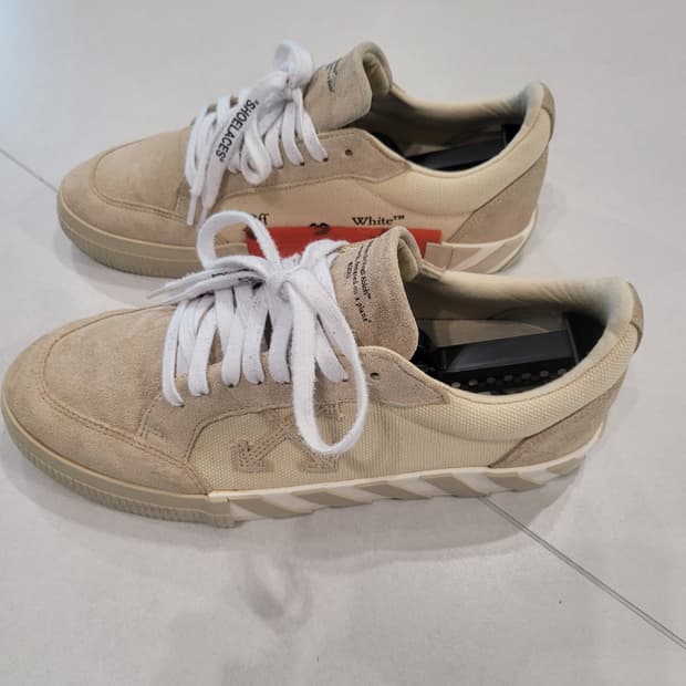 시선을 사로잡는 한 끗 차이, 오프화이트 벌카 스니커즈 OFF WHITE