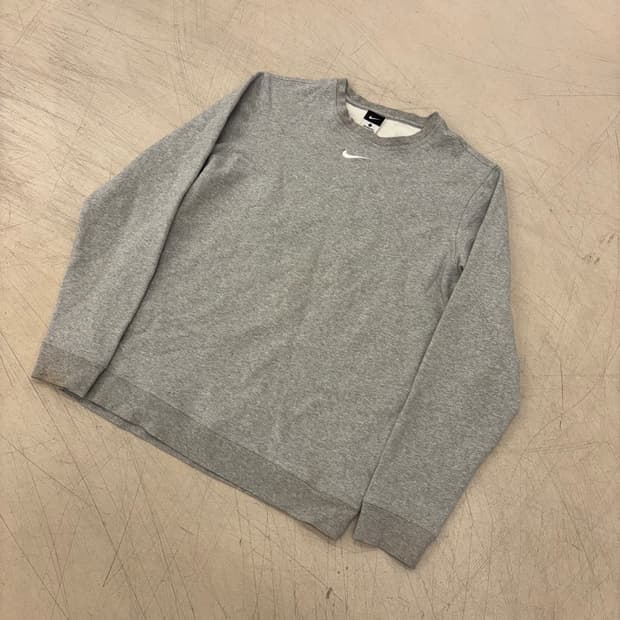 나이키 센터 스우시 그레이 맨투맨