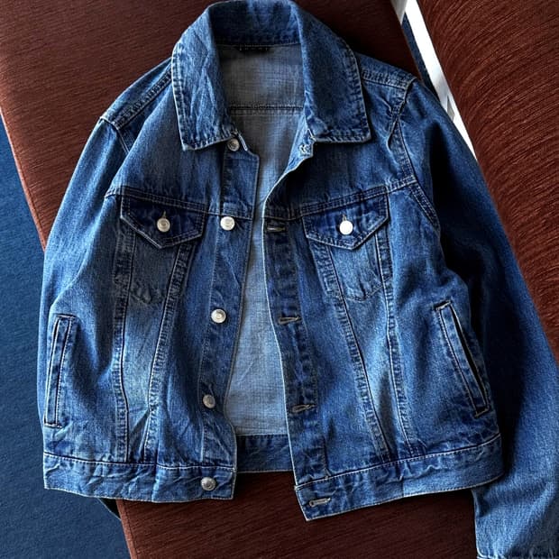 Denim cropped design trucker jacket
