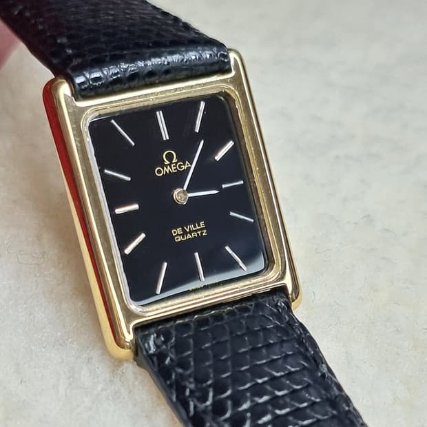 오메가 드빌 탱크 블랙 다이얼 쿼츠 남여공용 시계