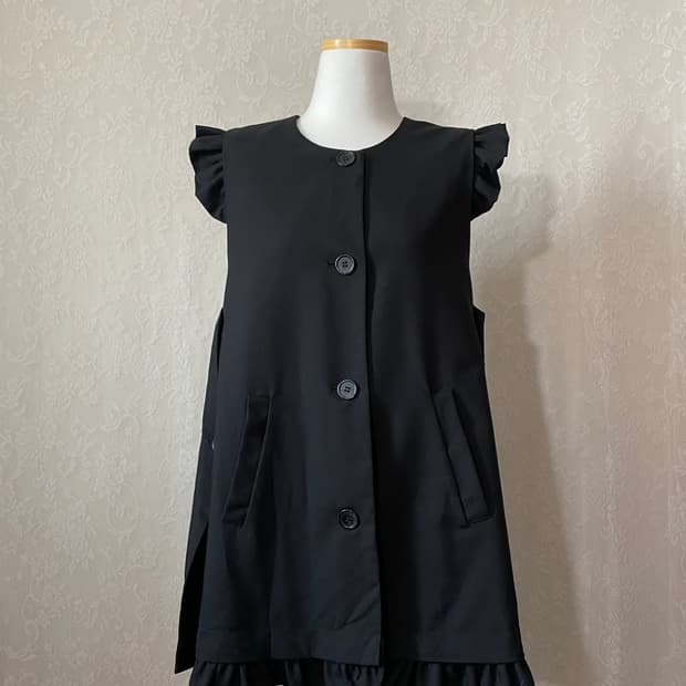 미니멀 블랙 프릴 베스트 탑