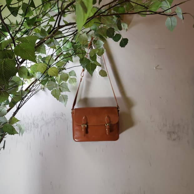 NICOLE 레더 크로스백