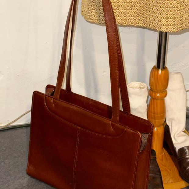 사각 가죽 숄더백