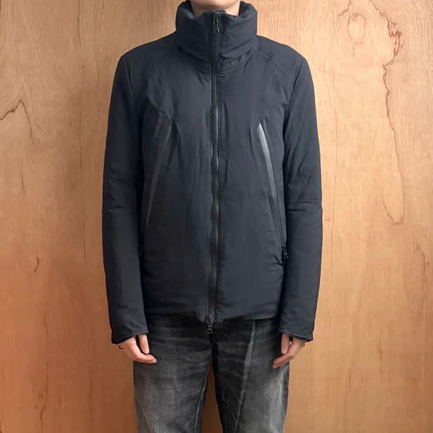 어태치먼트 다운 봄버 자켓