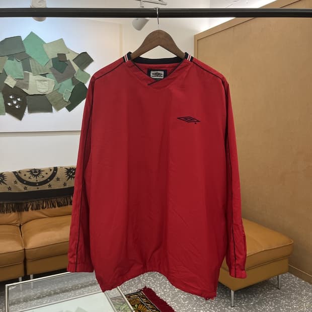엄브로 올드스쿨 오버핏 웜업 바람막이 105 C05829