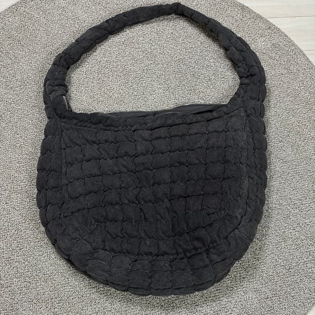 코스 오버사이즈 퀼티드 크로스바디 백 그레이 데님