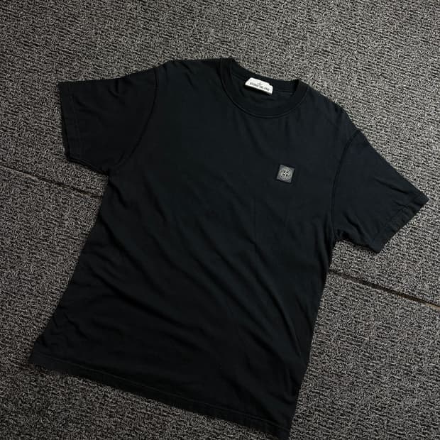 스톤아일랜드 패치로고 블랙 미니멀 티셔츠 1895