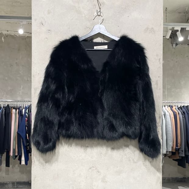 세븐 커넥션 블랙 폭스 퍼 크롭 자켓