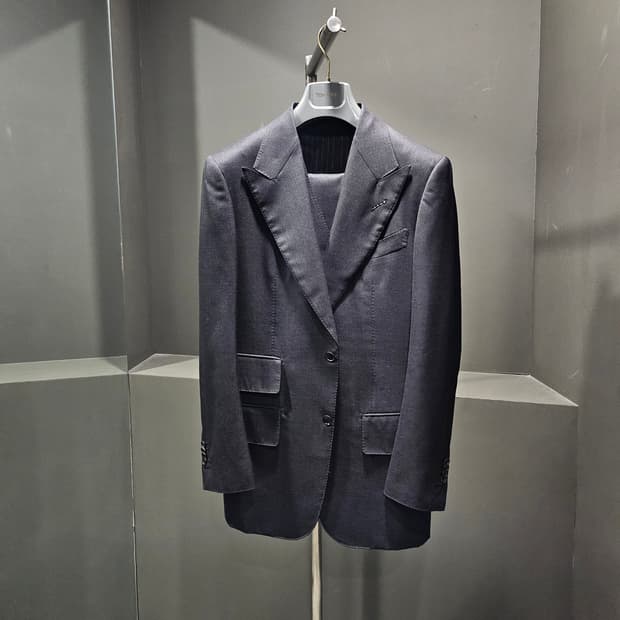 톰포드 챠콜 그레이 피크드라펠 3피스 수트셋업