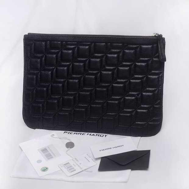 피에르하디 (PIERRE HARDY) 퀼팅 큐브 나파레더 카프스킨 클러치