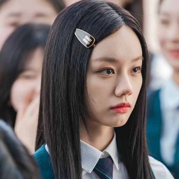 미우미우 업사이클링 에나멜 메탈 헤어핀