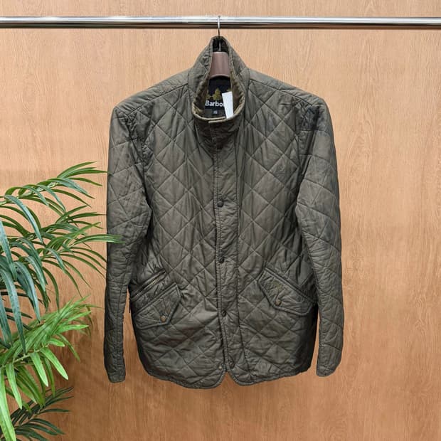 바버 퀄팅 패딩 자켓 하이넥 더블 클로징 포켓 로고 자수 디테일 카키