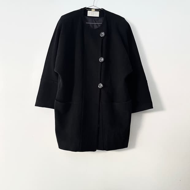 Round button midi coat / black