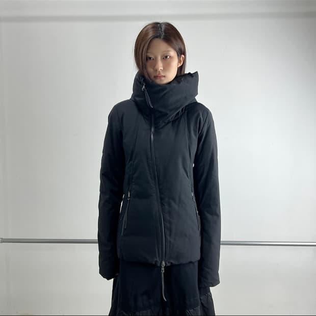 The Viridi Anne 비대칭 하이넥 후드 다운 자켓
