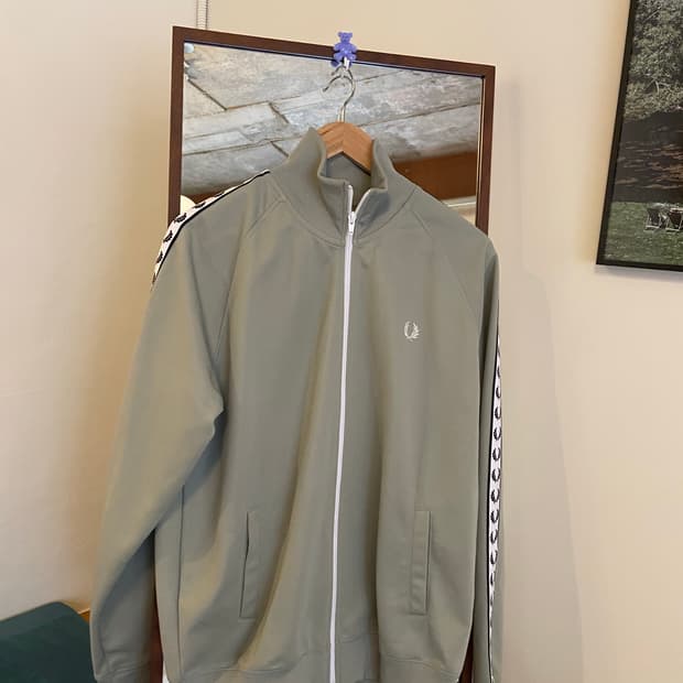 프레드페리 트랙탑 피스타치오컬러