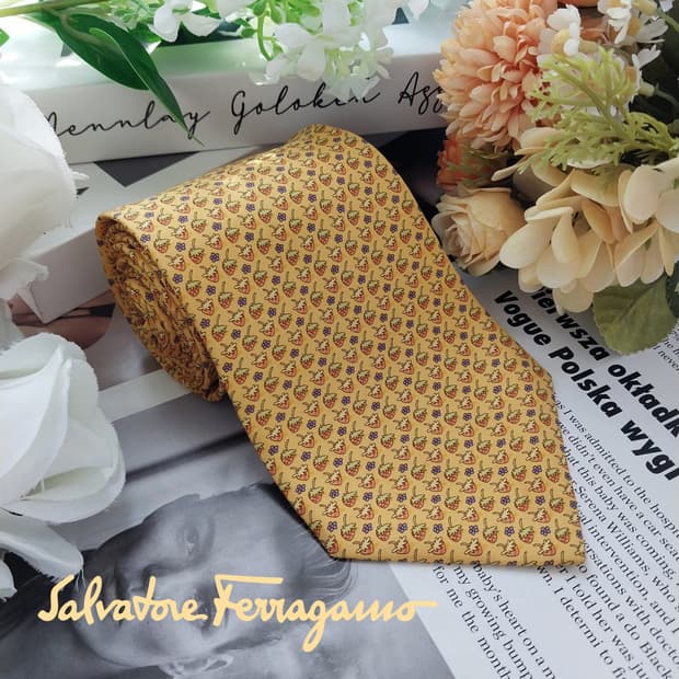 페라가모 실크 옐로우 딸기 패턴 넥타이 9.5cm A+등급 K1632
