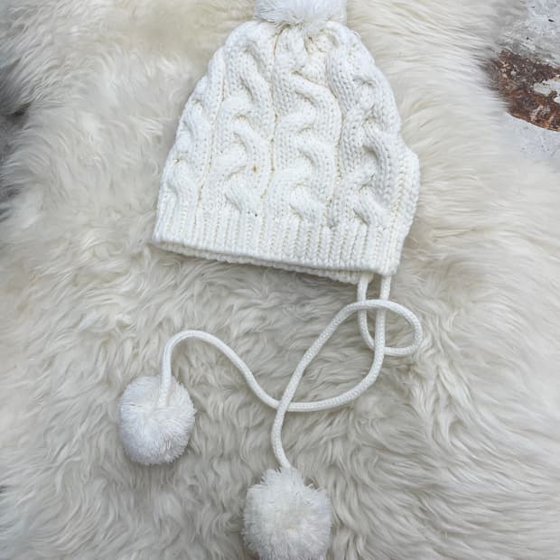 윈터페어리 화이트 이어플랩 방울 비니