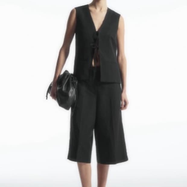 COS 테일러드 니렝스 쇼츠