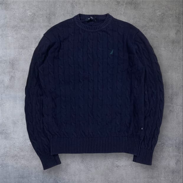 노티카 네이비 컬러 스몰 로고 꽈배기 니트